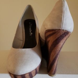 Wedge... Tan with brown n black animal stripe